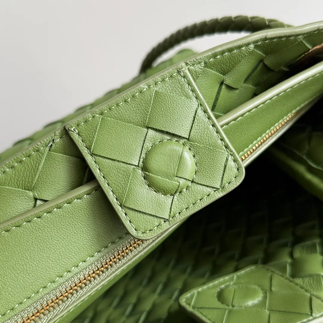 The 2023 new Andiamo batch of 1860 BV has been shipped‼ ️Really popular🔥The new Andiamo woven handbag launched by Bottega Veneta this season is really popular all over the world! ! Celebrities at home and abroad have worn it, and Oscar-winning actress Michelle Yeoh has taken it out on the street. Song Jia, Trai Yara, Yu Feihong, Sanji Ayaka, Rosie Hunting-Whiteley, Yoshioka Riho, etc. have all picked up this bag. It is classic and versatile, showing off its temperament, and the bag capacity is also large, which is very convenient for daily commuting! ! A variety of carrying methods, the shoulder straps can be adjusted by yourself, the original lambskin feels soft and delicate, and the unisex style breaks gender boundaries and brings a more practical and longer-lasting use experience. Andiamo, which has both elegant and casual styles, perfectly interprets the true appearance of "fashionable old money style". Style number: 743568 Size: 25*22*10.5cm